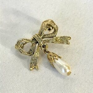 Vintage dainty gold-tone bow brooch with faux pearl dangle